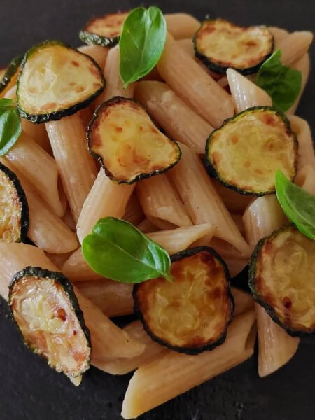 Penne integrali con zucchine e pecprino