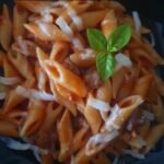 Penne con ragù di salsiccia e scaglie di pecorino