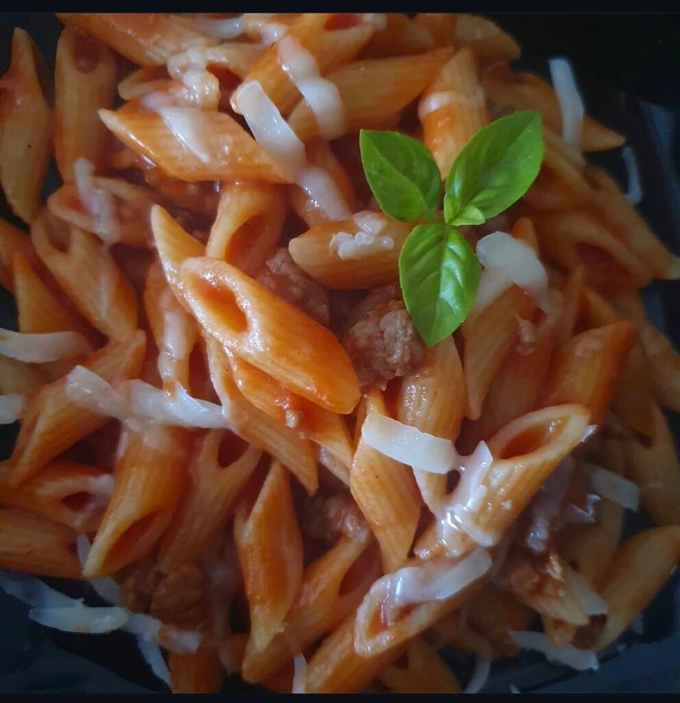 Penne con ragù di salsiccia e scaglie di pecorino