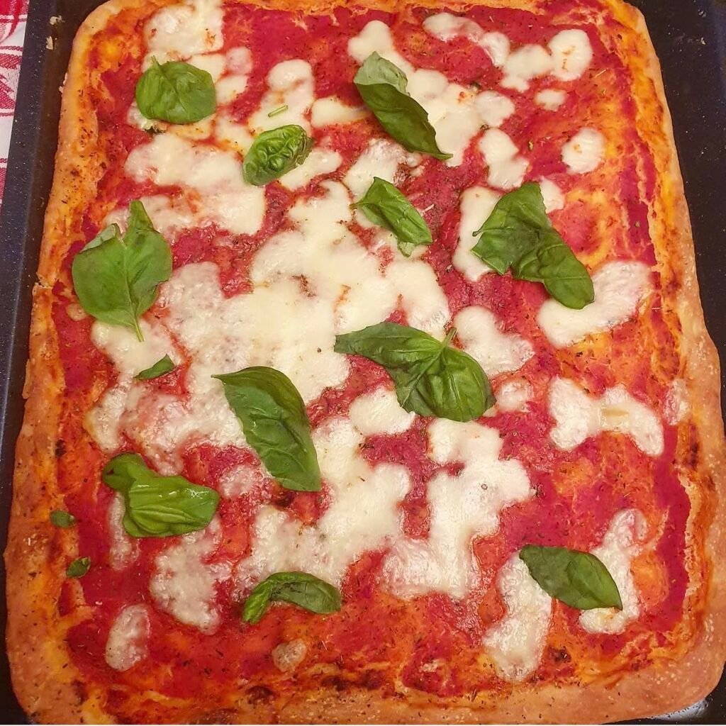 Pizza margherita i teglia alta e soffice
