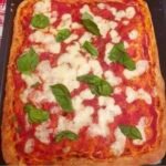 Pizza margherita i teglia alta e soffice
