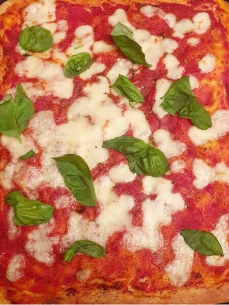 Pizza margherita i teglia alta e soffice