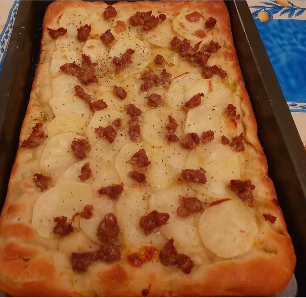 Pizza in teglia con patate e salsiccia