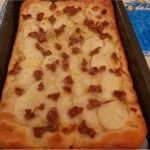 Pizza in teglia con patate e salsiccia