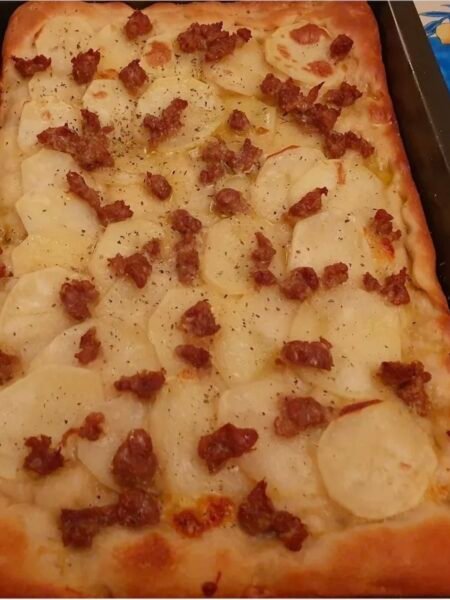 Pizza in teglia con patate e salsiccia
